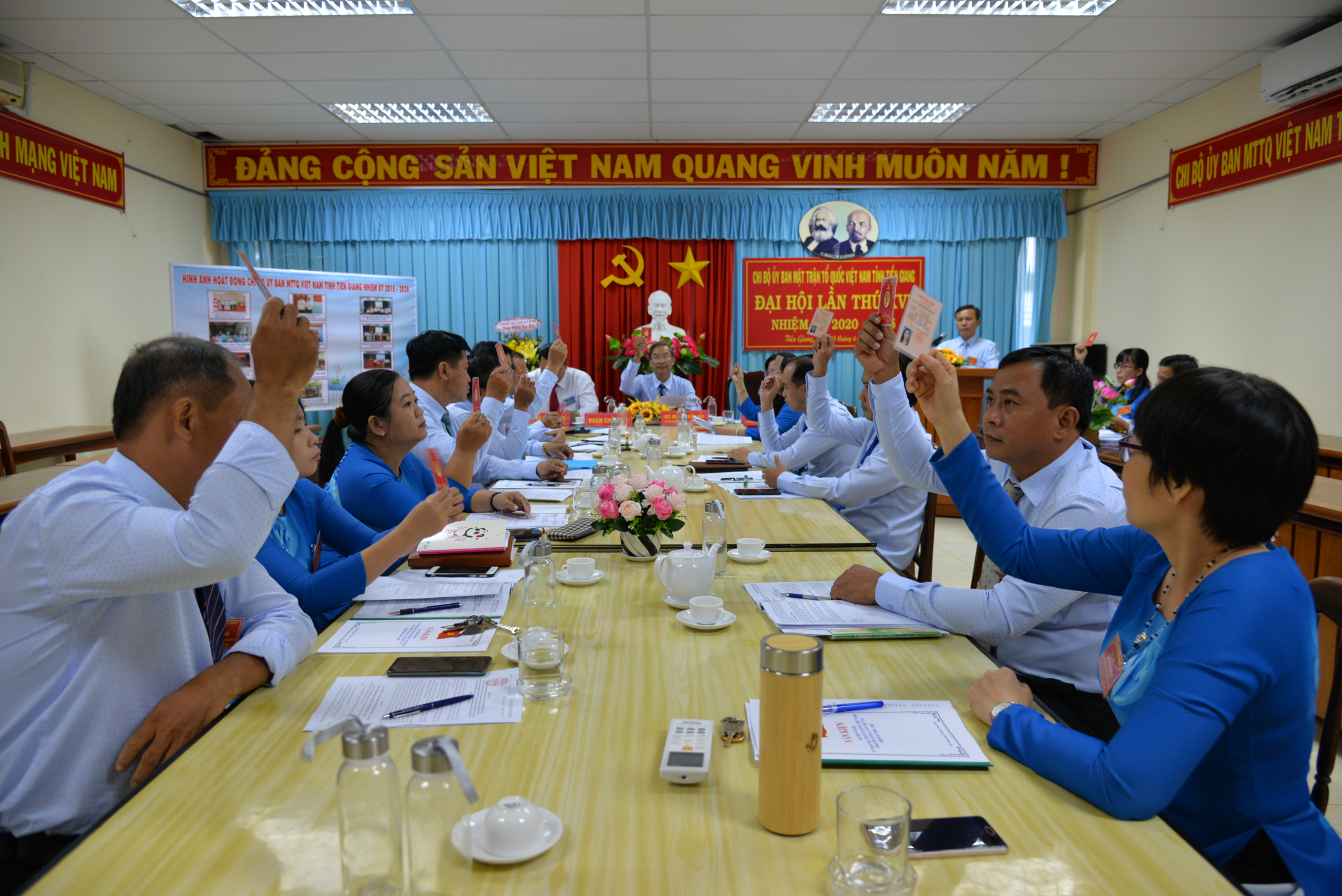 Đại biểu biểu quyết tại đại hội.