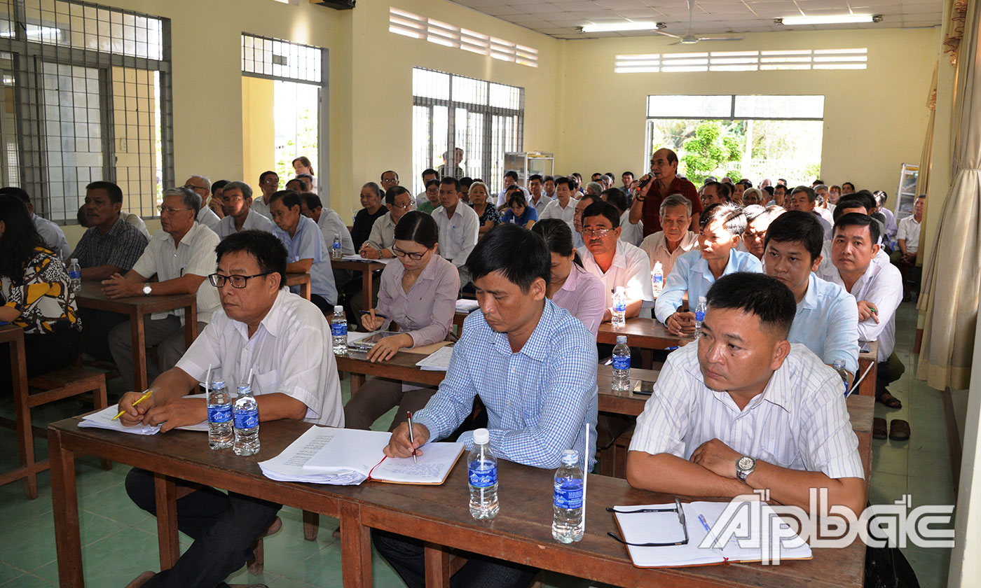 Quang cảnh buổi tiếp xúc cử tri