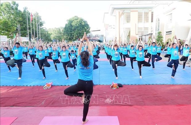 A mass yoga performance 