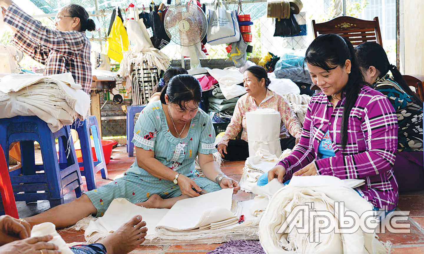 Chị Bạc (bìa phải) đang cùng các chị em may tại cơ sở may của mình.  