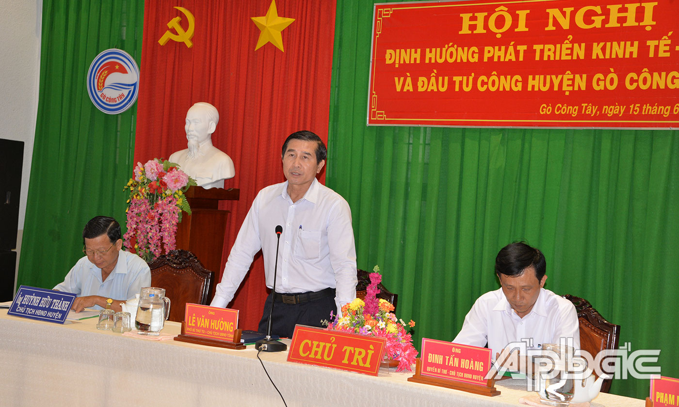 Đồng chí Lê Văn Hưởng  phát biểu tại cuộc họp