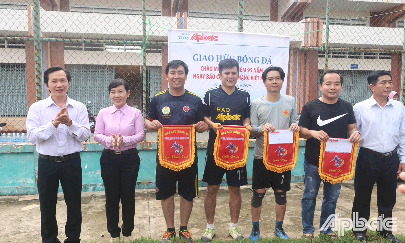 Các đội tham gia nhận khen thưởng 