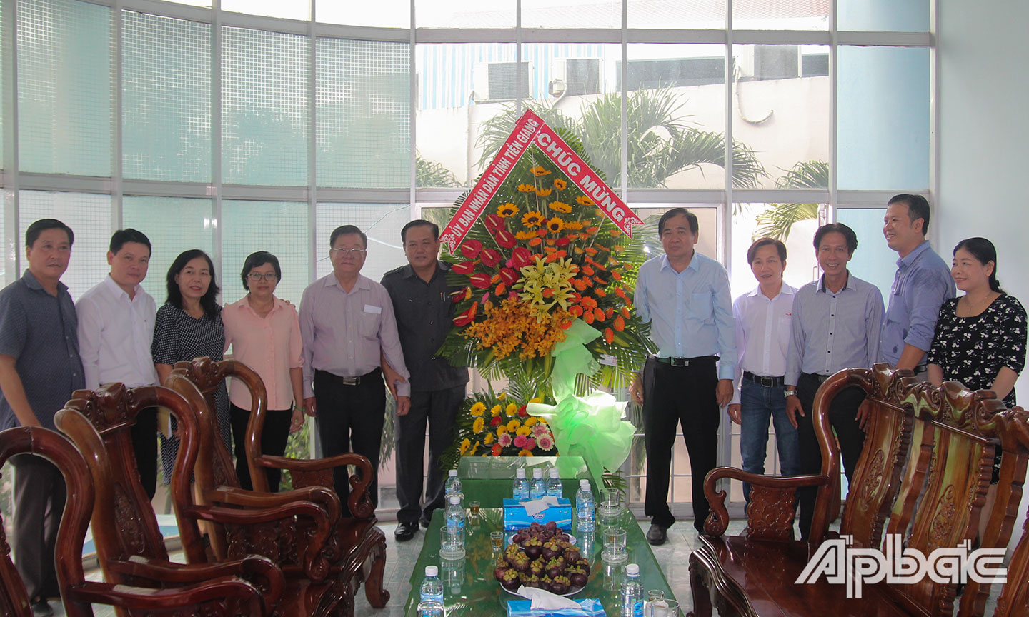 Đồng chí Lê Văn Nghĩa, Ủy viên Ban Thường vụ Tỉnh ủy, Phó Chủ tịch Thường trực UBND tỉnh đến thăm, chúc mừng Báo Ấp Bắc và Hội Nhà báo tỉnh nhân dịp 21-6.                                      Ảnh: Văn Thảo
