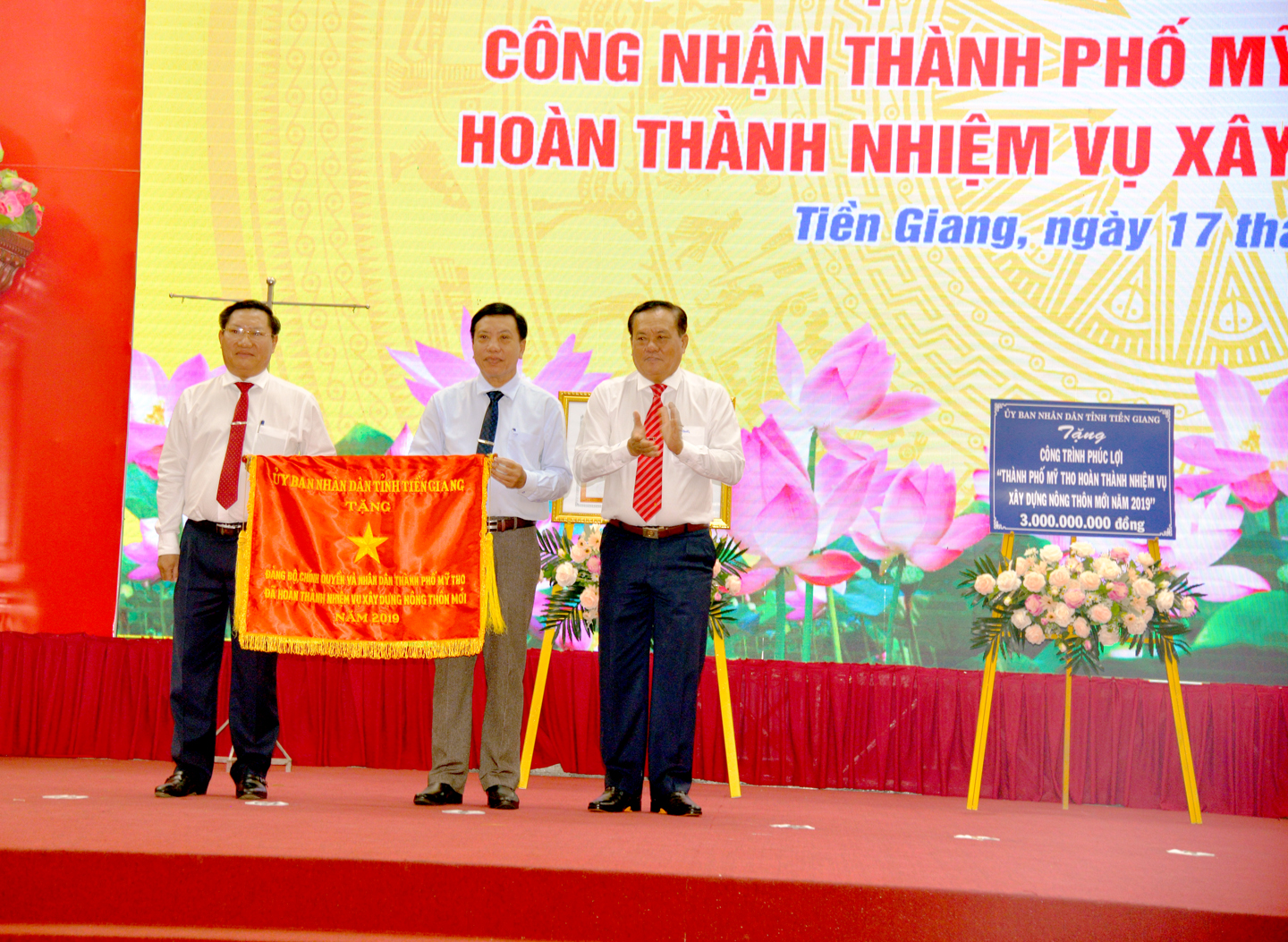 - Đồng chí Lê Văn Nghĩa, Phó Chủ tịch UBND tỉnh trao cờ thi đua của UBND tỉnh tặng cho Đảng bộ, chính quyền và nhân dân TP. Mỹ Tho