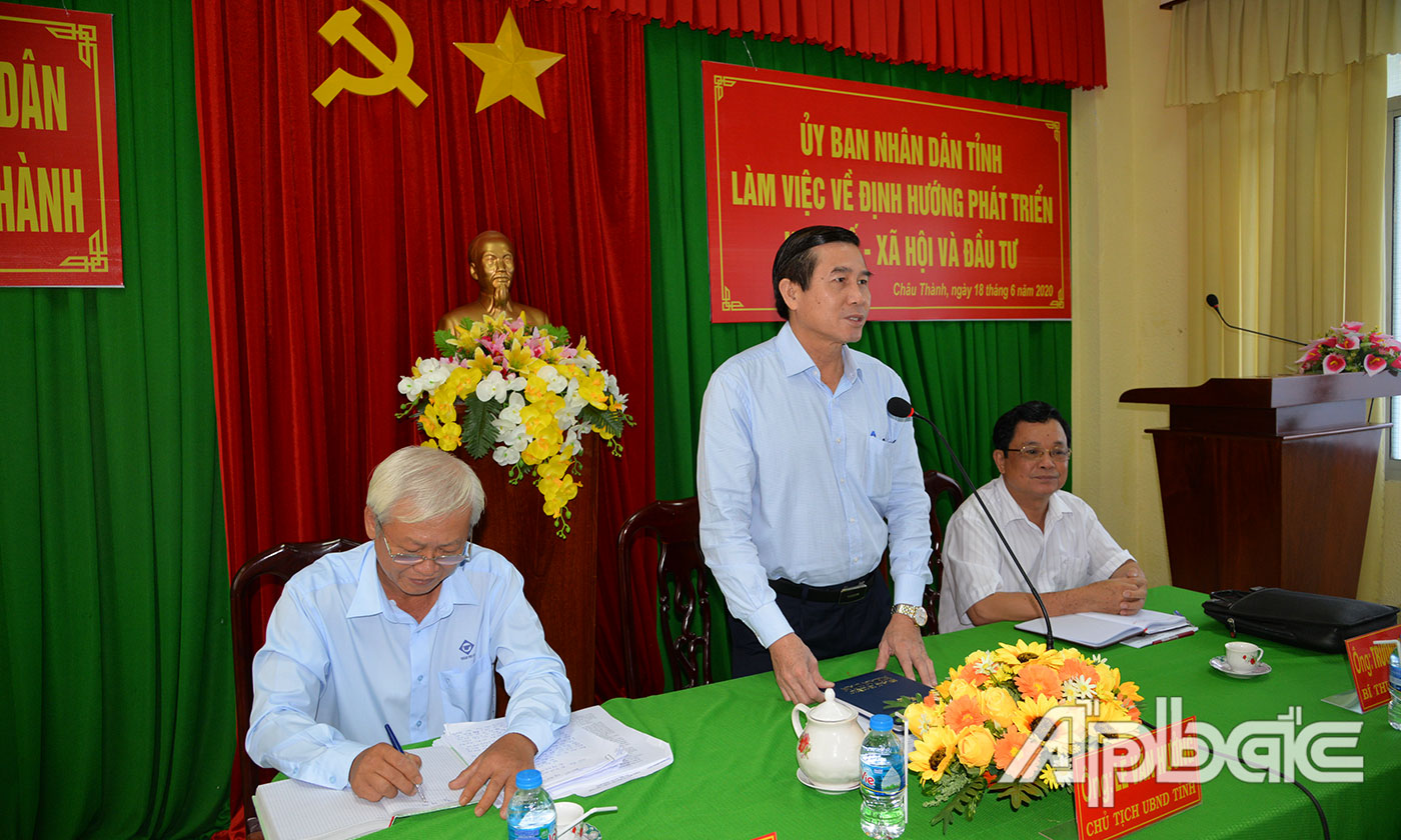 Đồng chí Lê Văn Hưởng  phát biểu tại cuộc họp