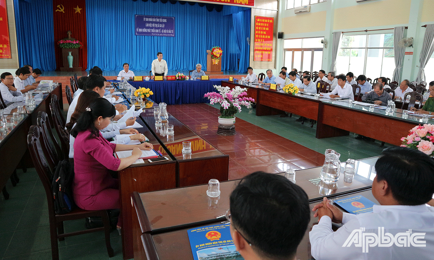 Quang cảnh buổi làm việc