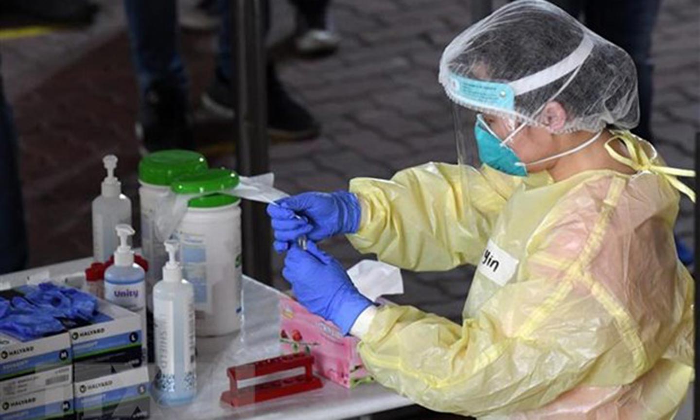 Nhân viên y tế xét nghiệm COVID-19. Ảnh minh họa. (Ảnh: AFP/TTXVN)