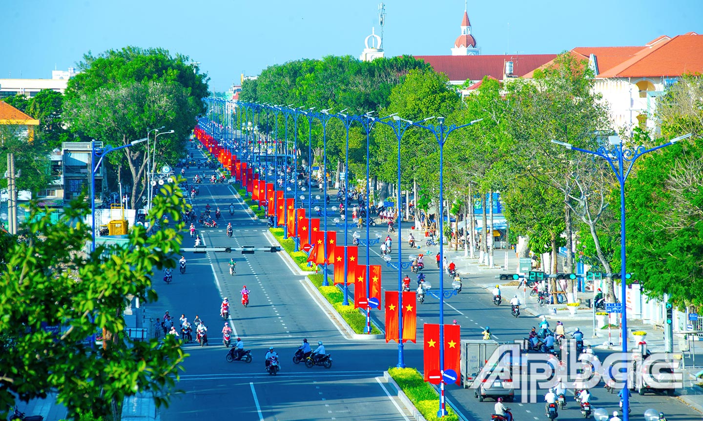 Công trình chỉnh trang đường Hùng Vương tạo diện mạo mới cho đô thị Mỹ Tho. Ảnh: DUY NHỰT