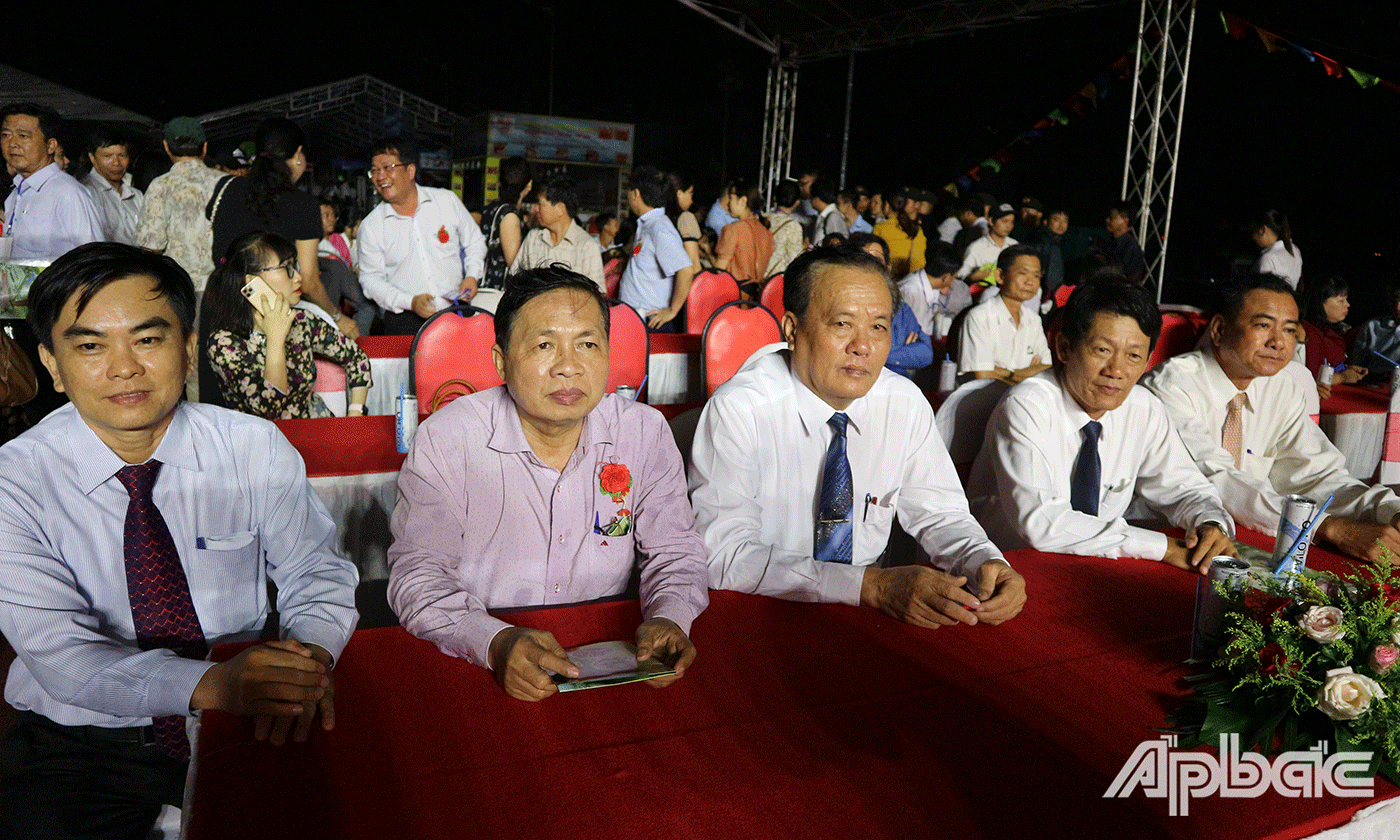 Lãnh đạo tham dự hội chợ