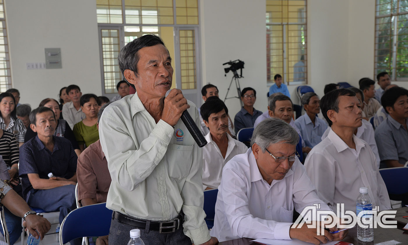 Cử tri xã Nhị Bình phát biểu ý kiến tại buổi tiếp xúc