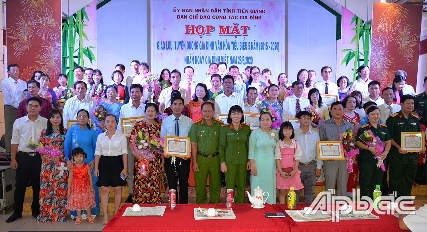 Lãnh đạo các ngành tỉnh chụp ảnh lưu niệm cùng các GĐVH tiêu biểu