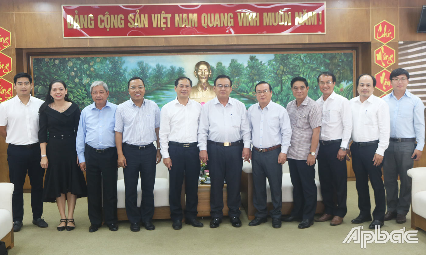 Đoàn công tác Bộ Ngoại giao chup ảnh lưu niệm cùng lãnh đạo Tỉnh ủy, UBND và các ban, ngành tỉnh.