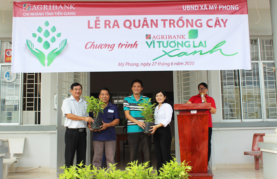 Đại diện Agribank Tiền Giang trao cây cho chính quyền địa phương.