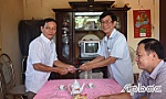 Đồng chí Phạm Minh Trí thăm, tặng quà các gia đình chính sách ở TP. Mỹ Tho