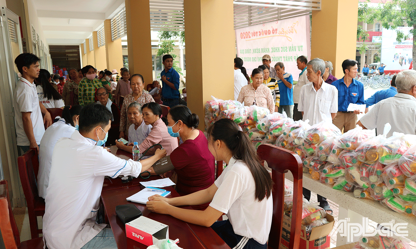 Người dân vui mừng và tập trung đông đủ để được khám bệnh và phát thuốc