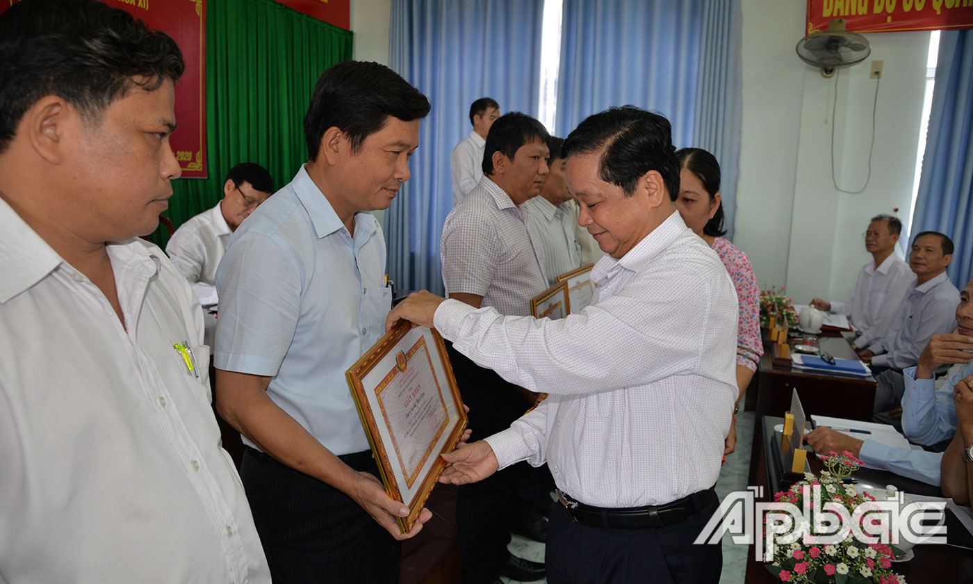 Bí thư, Huyện uỷ, Chủ tịch HĐND huyện Trương Minh Tới trao giấy khen cho các tập thể tại hội nghị