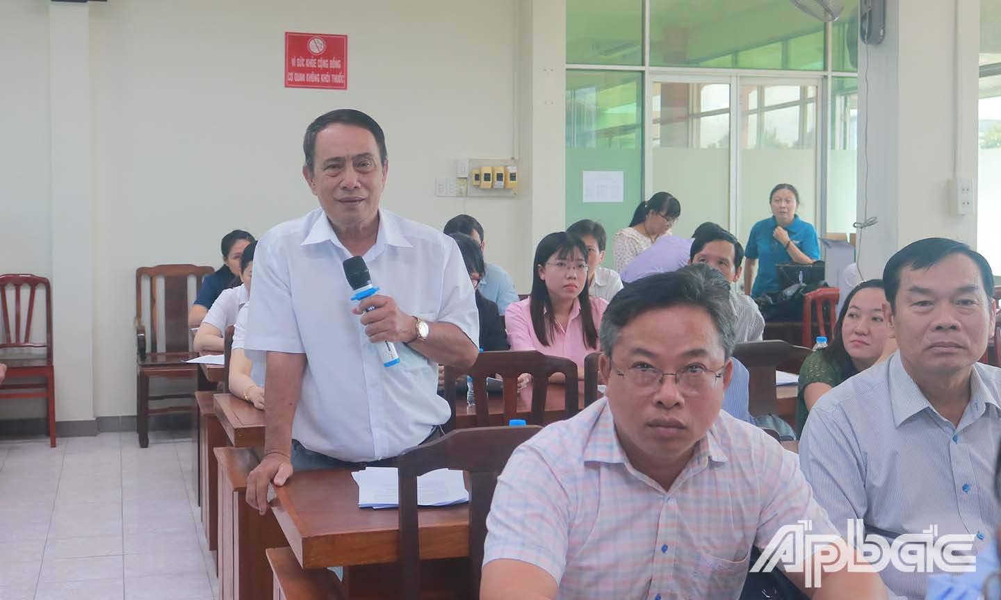 Đại biểu phát biểu thảo luận tại cuộc họp.