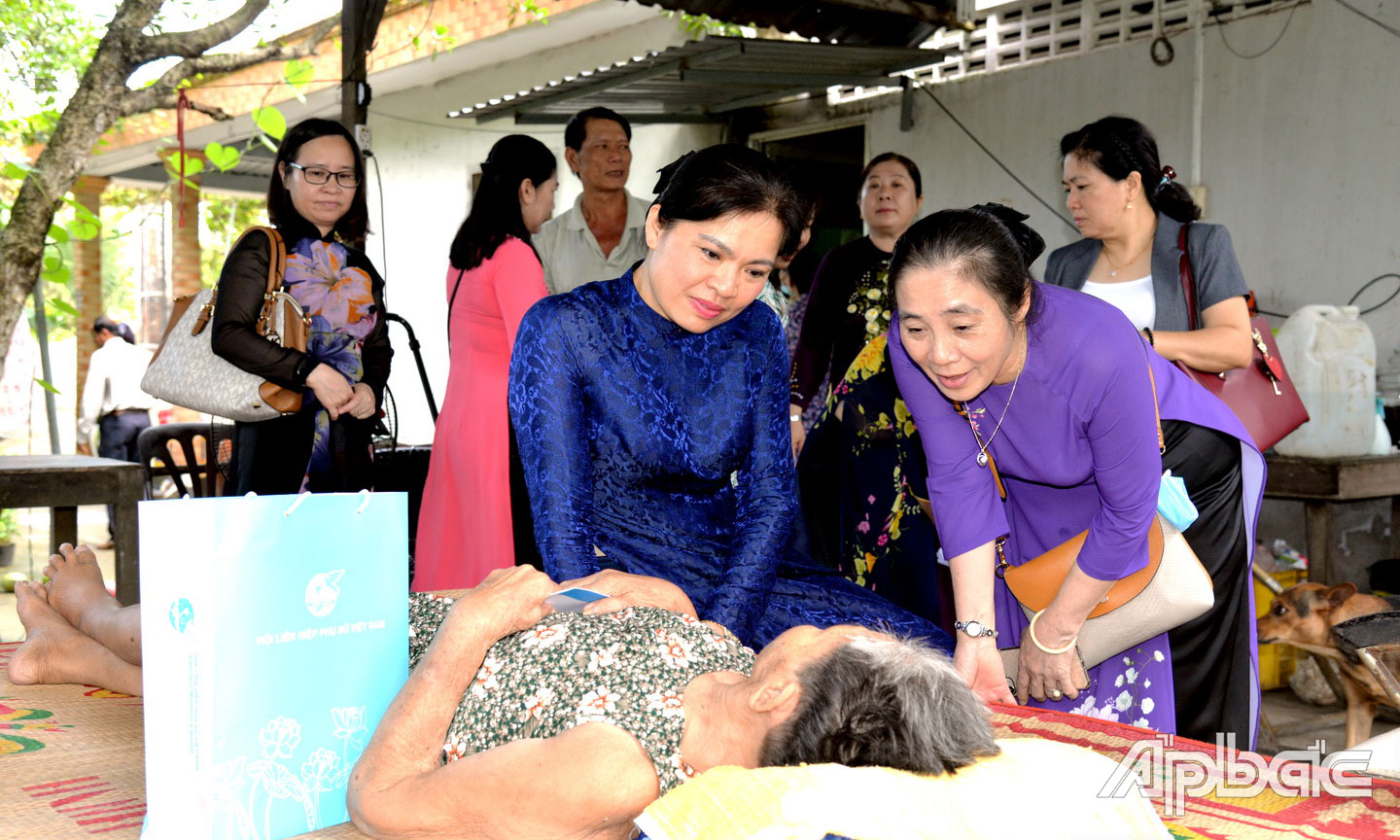 Đồng chí Hà Thị Nga thăm và tặng quà Bà mẹ Việt Nam Anh hùng Nguyễn Thị Kiểu, ở ấp Long Thới, xã Long Hưng, huyện Châu Thành.
