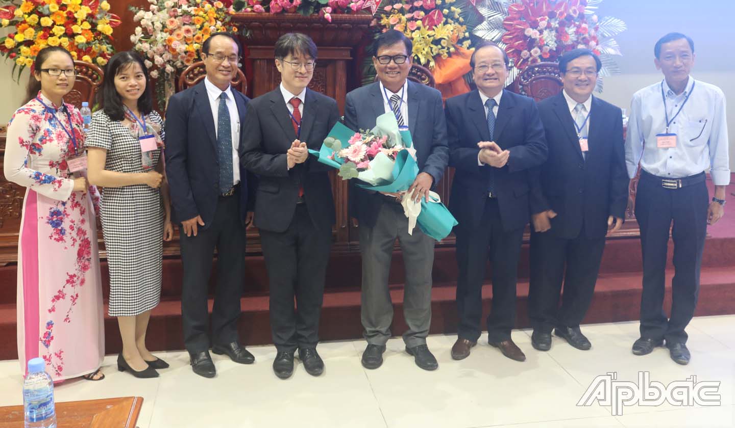 Chủ tịch Liên hiệp các hiệp hội hữu nghị tỉnh Tiền Giang Trần Thanh Đức tặng hoa chúc mừng Ban Chấp hành Hội Hữu nghị Việt - Hàn tỉnh Tiền Giang nhiệm kỳ 2020 - 2025.