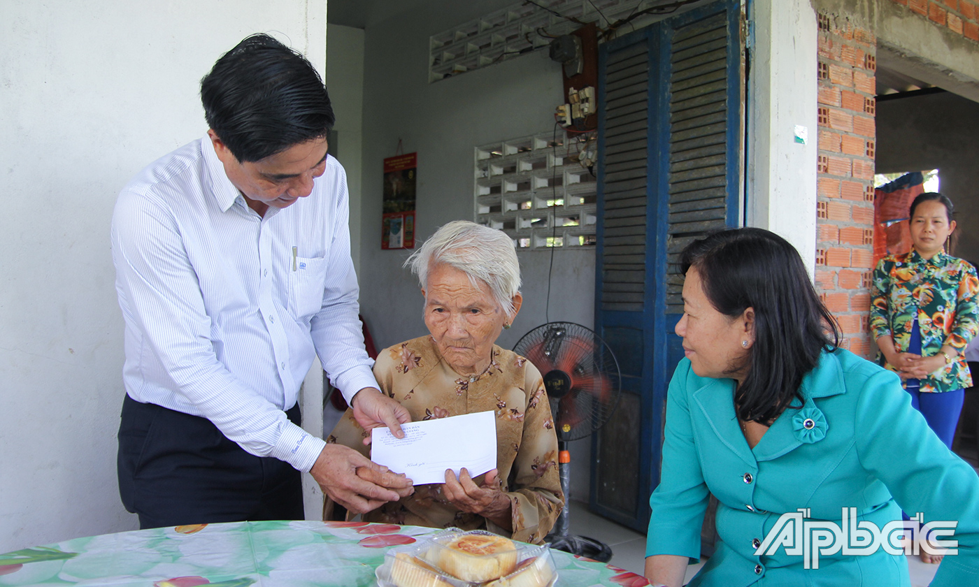 Bà mẹ Việt Nam Anh hùng Nguyễn Thị Cưỡng,