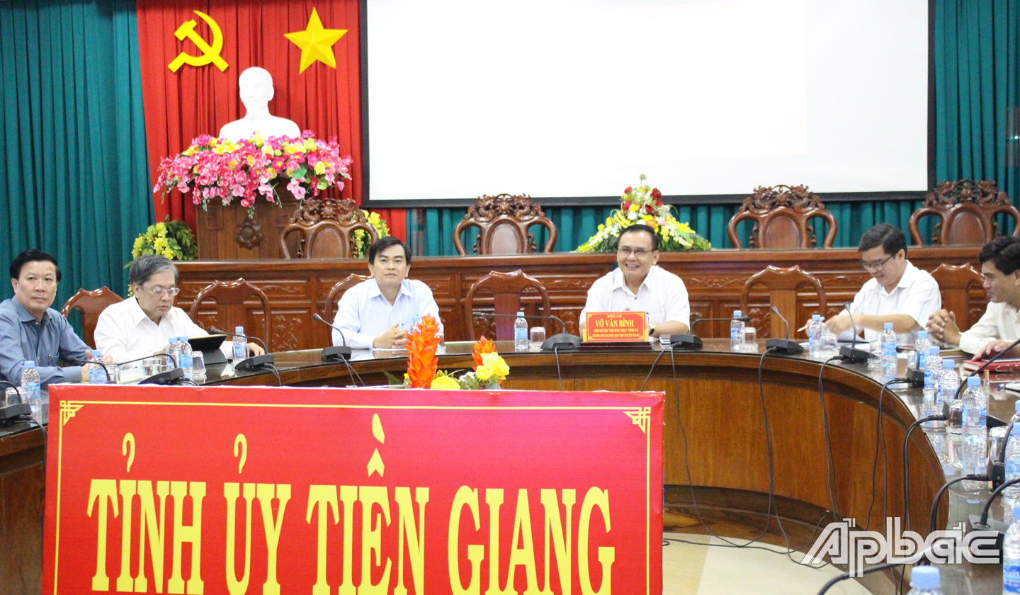 Đồng chí Võ Văn Bình, Phó Bí thư Thường trực Tỉnh ủy, Trưởng đoàn Đại biểu Quốc hội đơn vị tỉnh Tiền Giang chủ trì hội nghị.