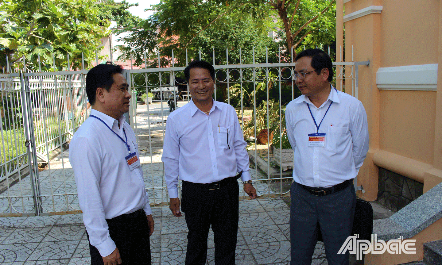 Đoàn đến kiểm tra tại Trường THPT Nguyễn Đình Chiểu.