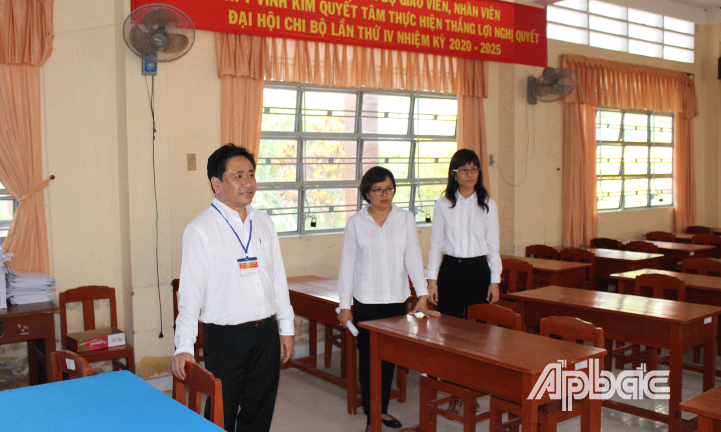 Đoàn đến kiểm tra tại Trường THPT Vĩnh Kim, huyện Châu Thành. 