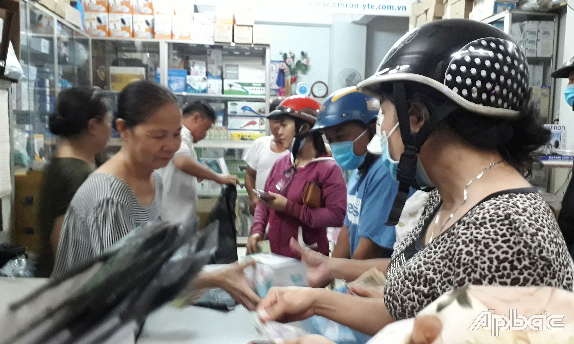 Nhiều người dân tìm đến các cửa hàng thuốc tây để mua KTYT.