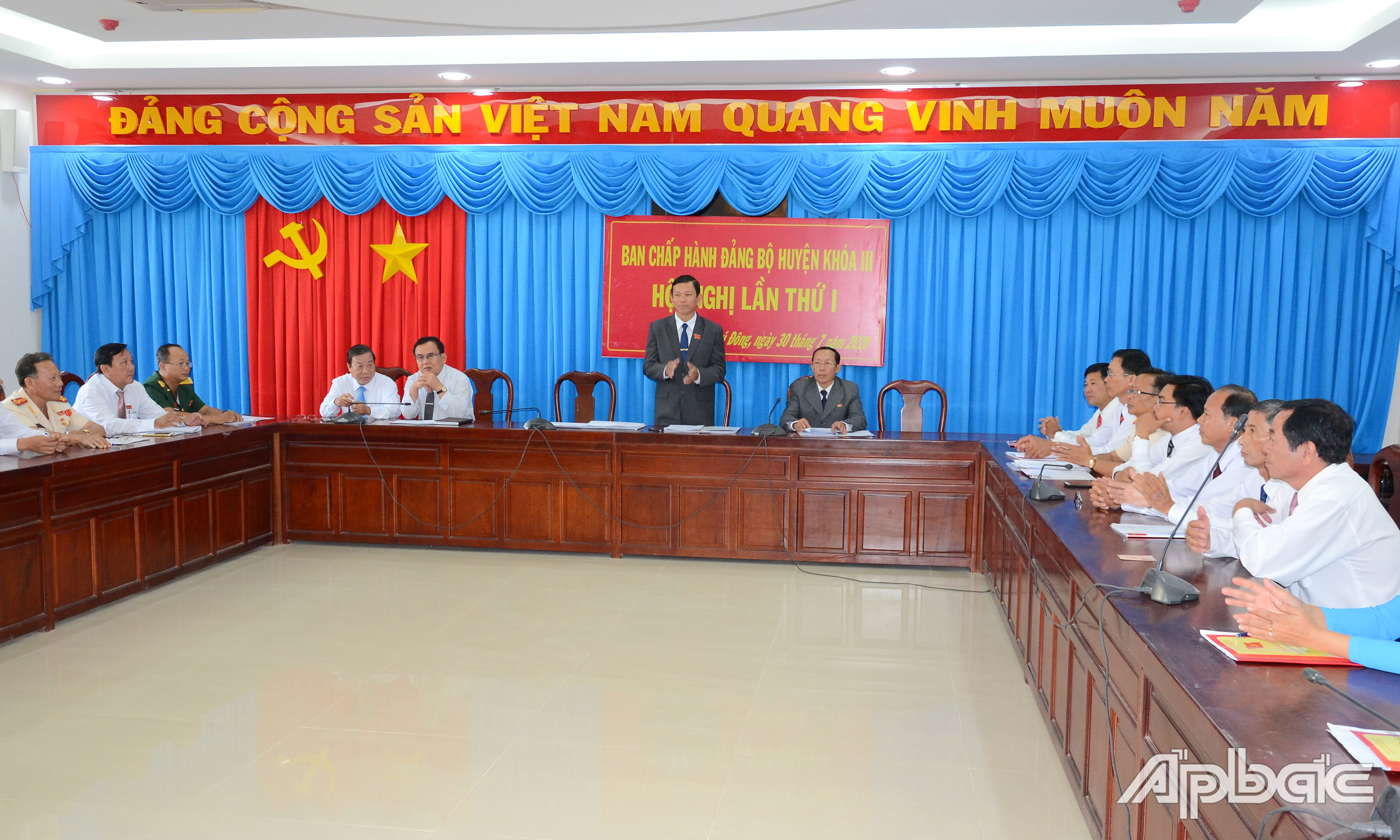 Ban Chấp hành Đảng bộ huyện khóa III họp phiên thứ nhất