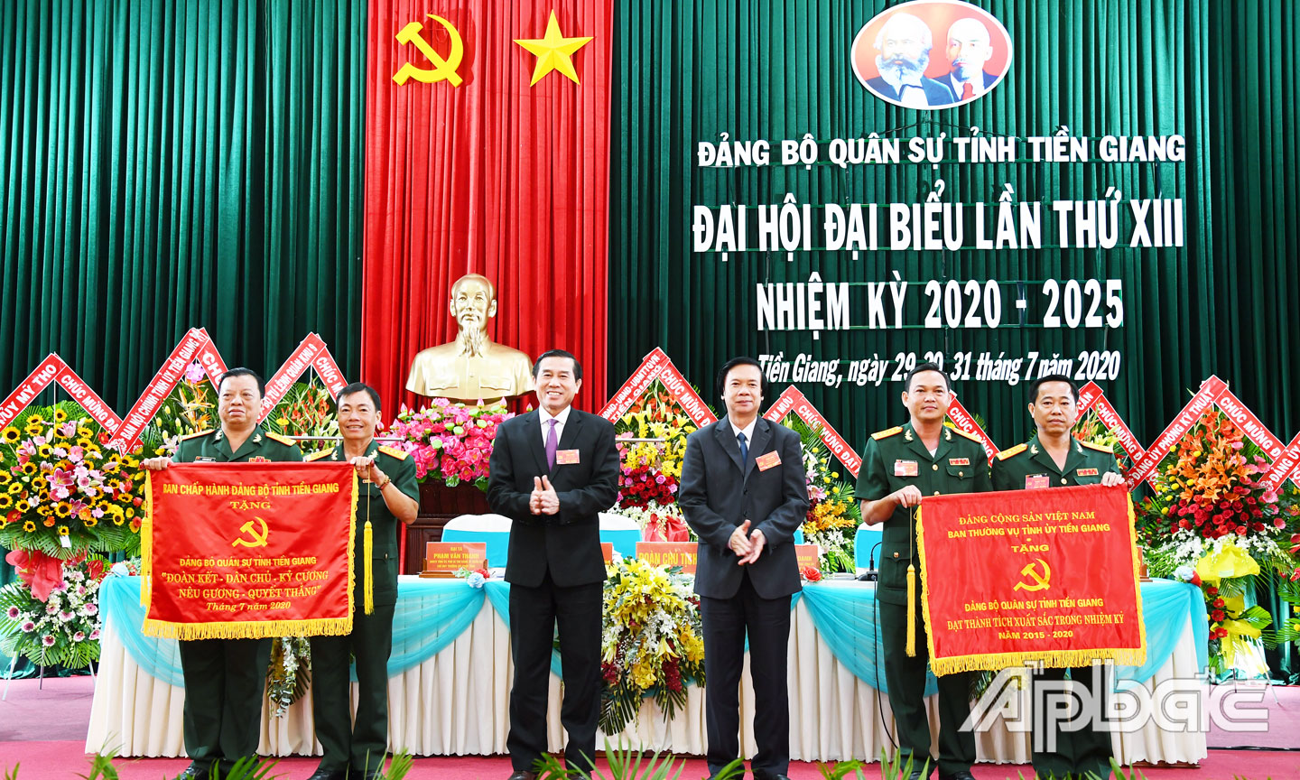 Đồng chí Nguyễn Văn Danh và đồng chí Lê Văn Hưởng trao Bức trướng của Ban Chấp hành Đảng bộ tỉnh và trao Cờ thi đua của Ban Thường vụ Tỉnh ủy tặng Đảng bộ Quân sự tỉnh.                                Ảnh: tHanh lâm