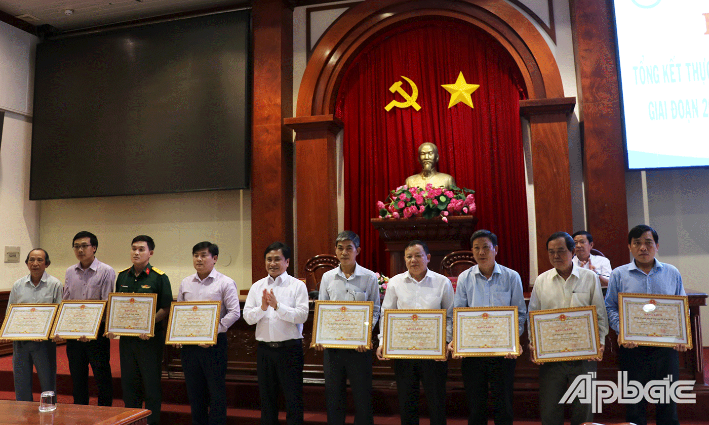 tập thể và 4 cá nhân đạt thành tích trong việc thực hiện chiến lược phát triển thanh niên giai đoạn 2011-2020.