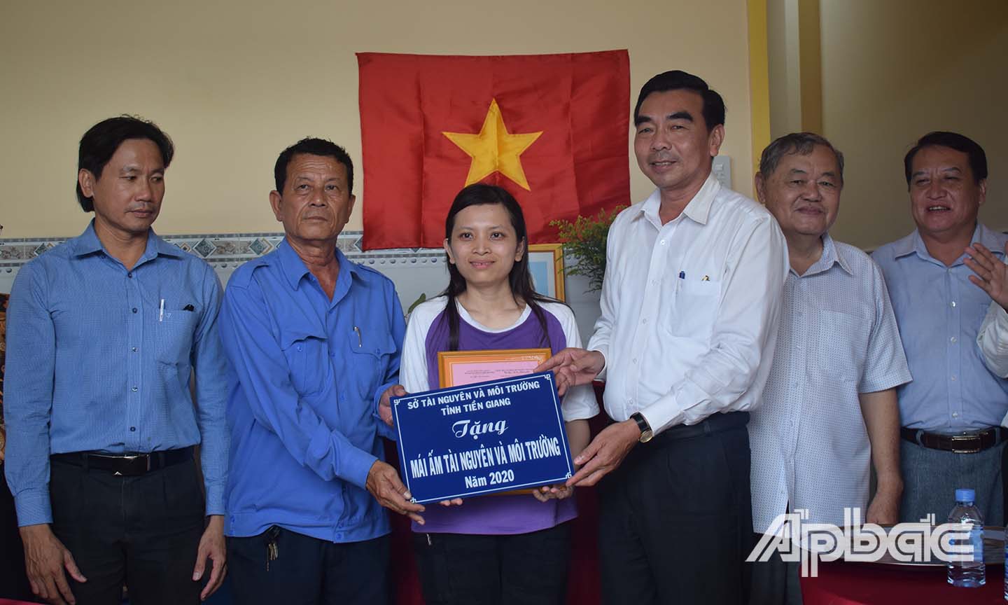 Sở TN&MT trao quyết định tặng Mái ấm TN&MT  cho gia đình bà