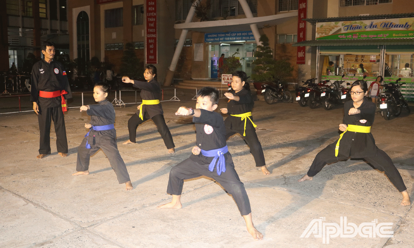 Hè chính là thời điểm để trẻ có thể vui chơi thỏa thích, phù huynh không nên gò bó mà hãy tạo tâm lý thoải mái cho con em mình. 