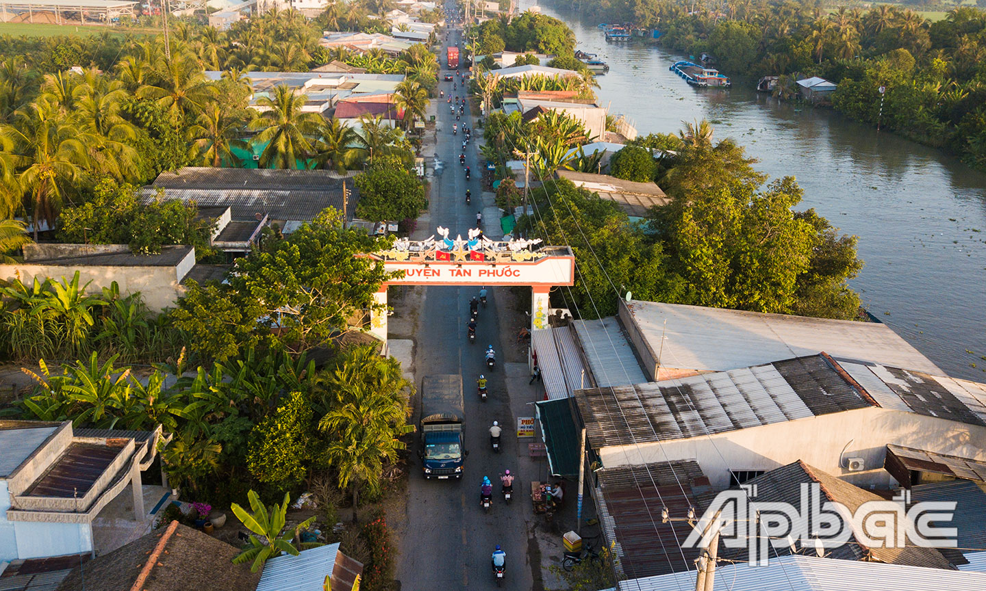 Xây dựng NTM làm cho bộ mặt nông thôn của huyện Tân Phước ngày càng khang trang.                                      Ảnh: CAO LẬP ĐỨC