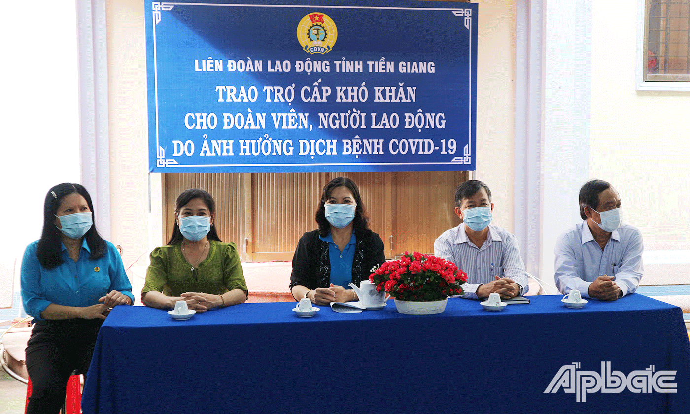 Lãnh đạo các sở, ban, ngành tham dự lễ trao quà hỗ trwoj cho người lao động khó khăn do dịch Covid-19