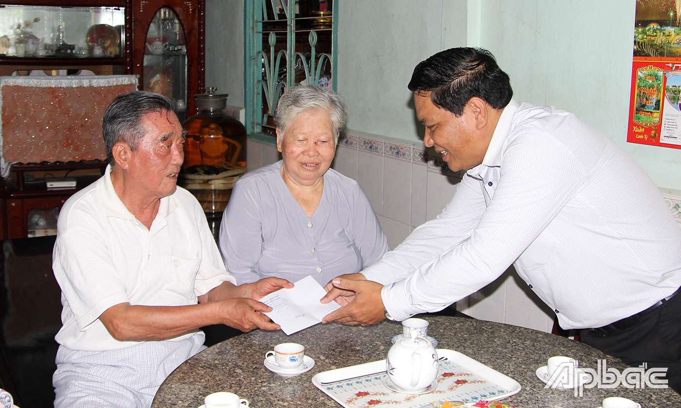Trao quà cho ông Lý Văn Kiên.