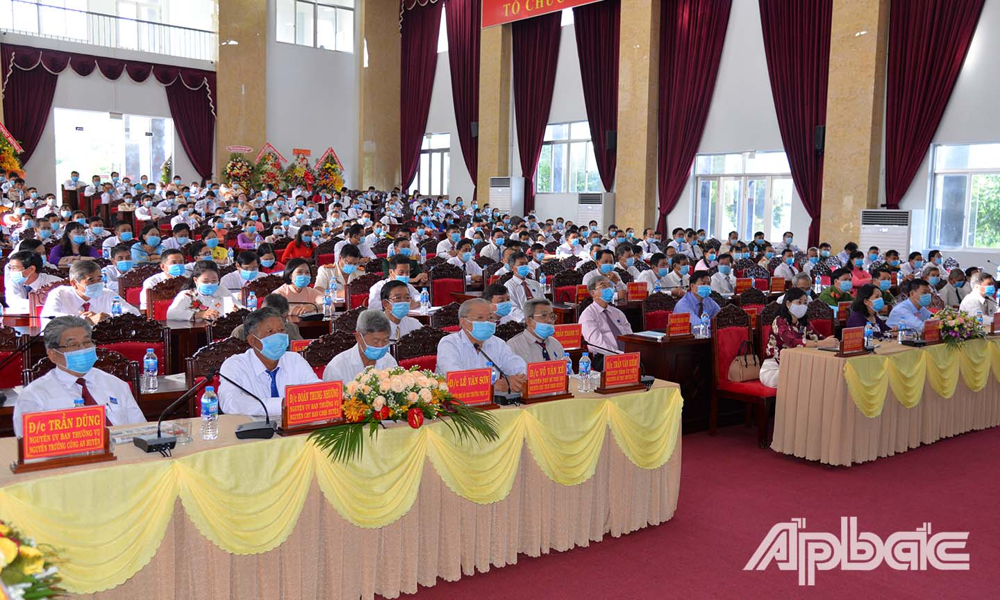Các đại biểu làm việc ở phiên bế mạc.