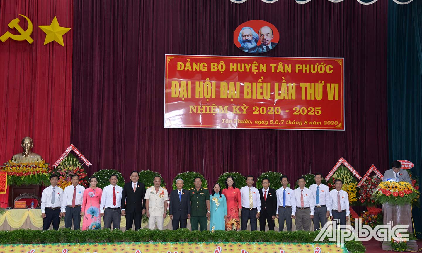 Đoàn Đại biểu dự Đại hội Đảng bộ tỉnh lần thứ XI ra mắt tại Đại hội.