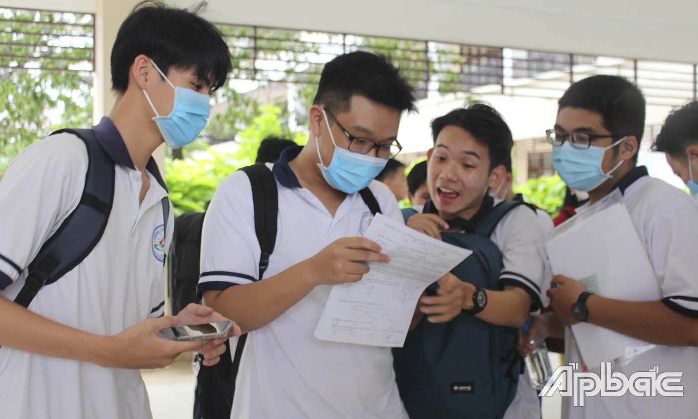 Thí sinh phấn khởi vì làm được bài. 