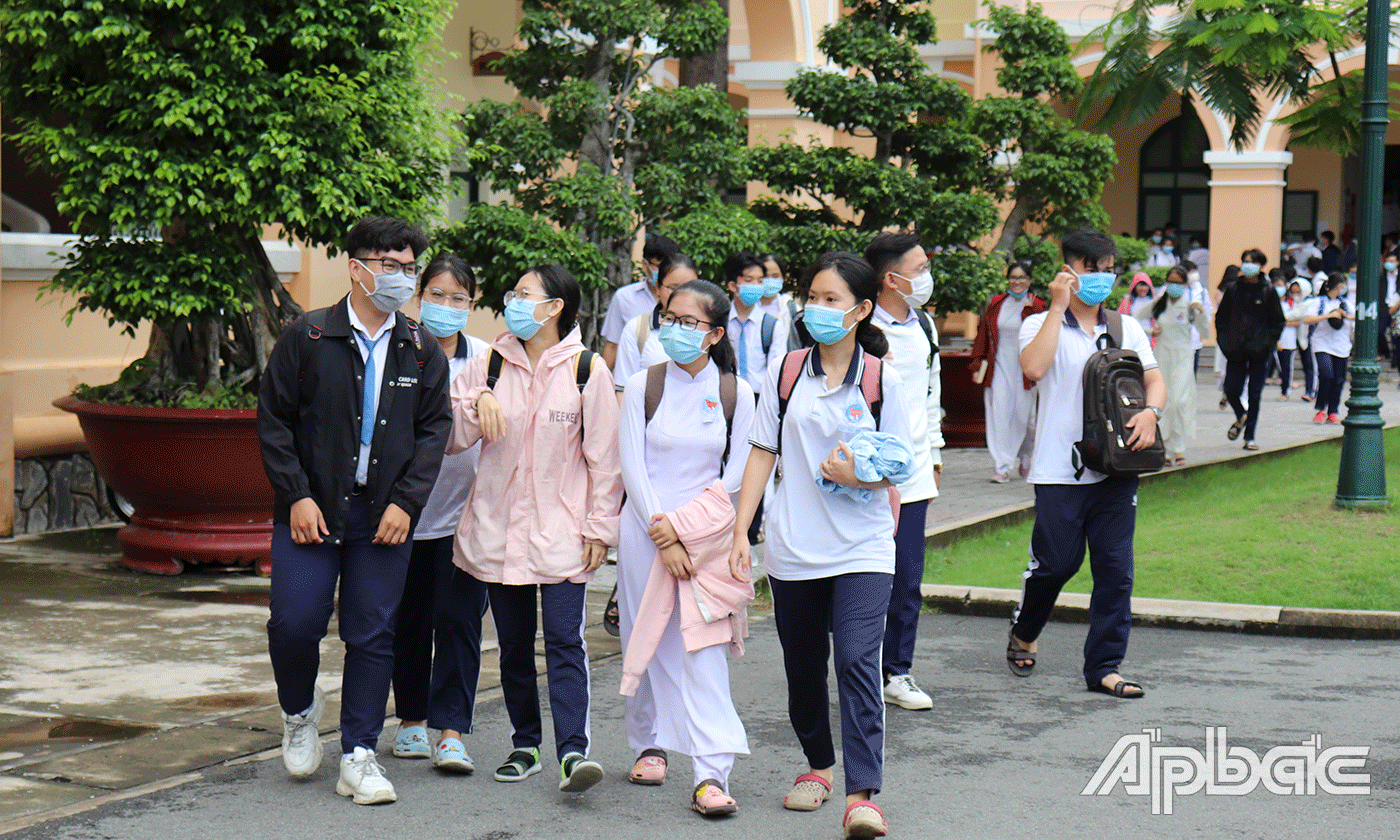 TS vui vẻ sau giờ thi tổ hợp. 