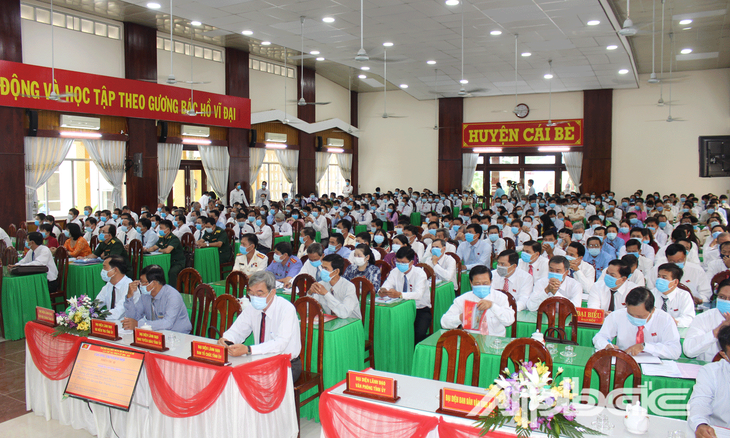 Các đại biểu làm việc tại buổi trù bị.