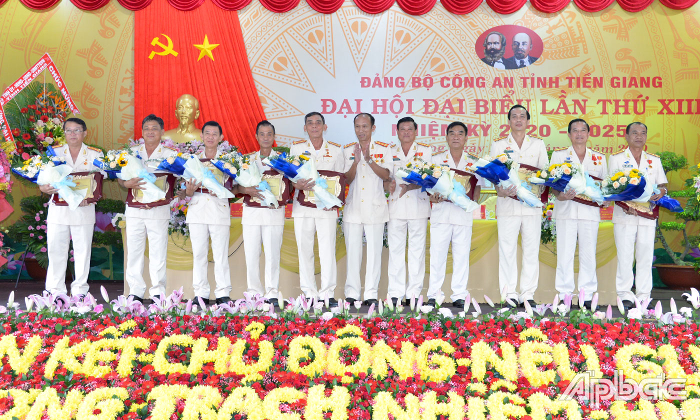Đại hội tặng hoa và quà cho cấp ủy viên khóa XII không tái cử.