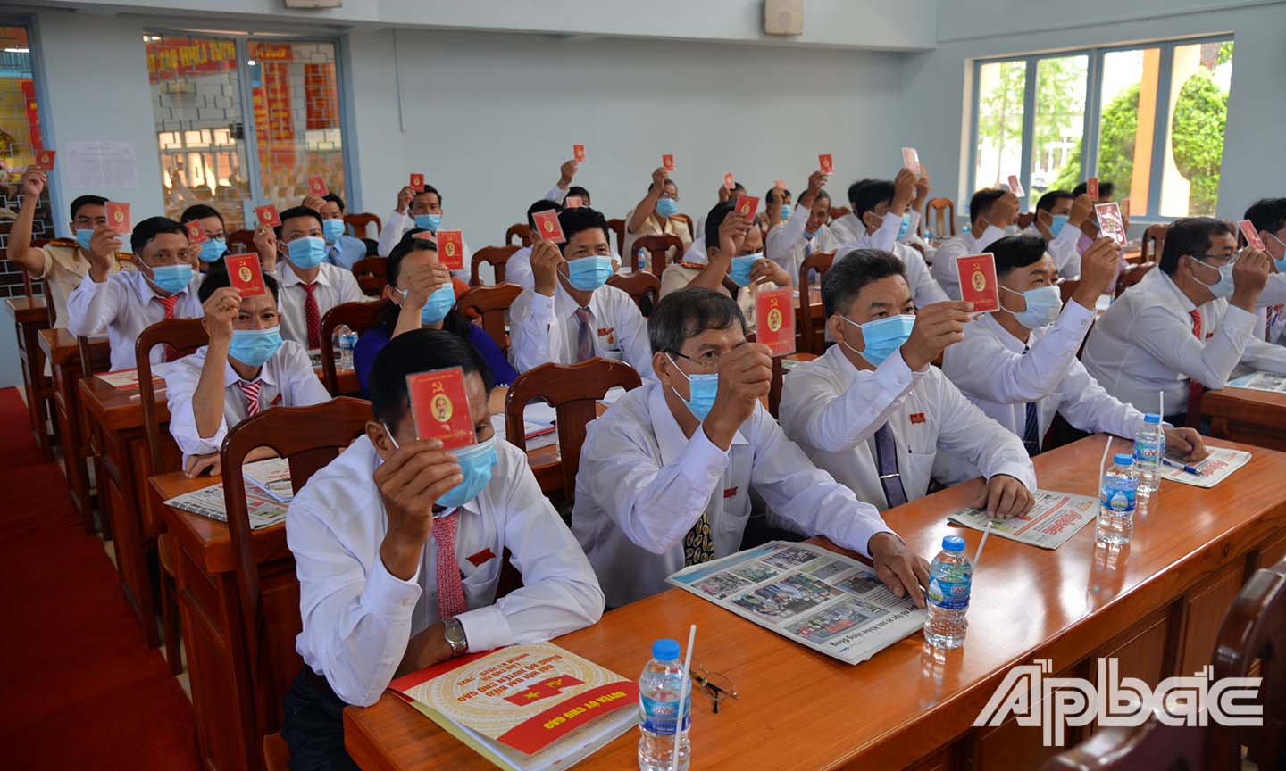 Các đại biểu biểu quyết tại Đại hội.