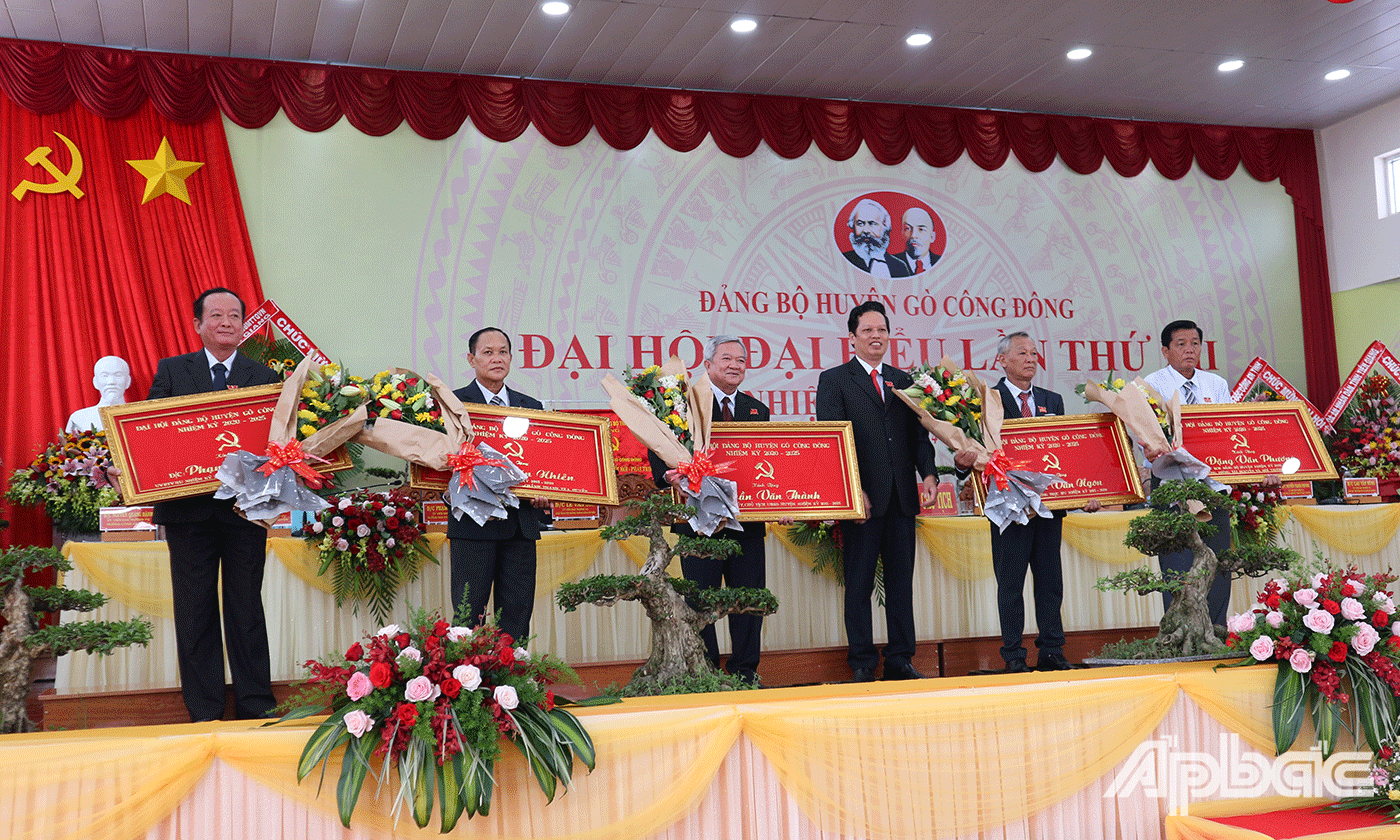Đồng chí Nguyễn Thành Diệu, Bí thư Huyện ủy Gò Công Đông tặng hoa cho các Ủy viên Ban Chấp hành Đảng bộ khóa XI không tái cử
