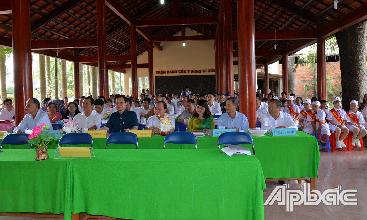 Ủy viên Ban Chấp hành Trung ương Đảng, Phó Chánh án Tòa án nhân dân tối cao Lê Hồng Quang đã về dự và chung vui Ngày hội Đại đoàn kết toàn dân tộc với người dân xã Thanh Bình.