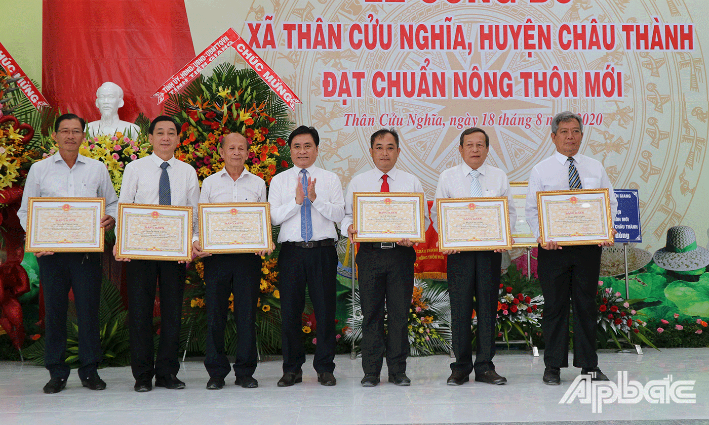 UBND tỉnh, huyện, xã đã trao tặng nhiều Bằng khen, Giấy khen cho các tập thể, cá nhân có thành tích đóng góp trong phong trào xây dựng NTM của xã.