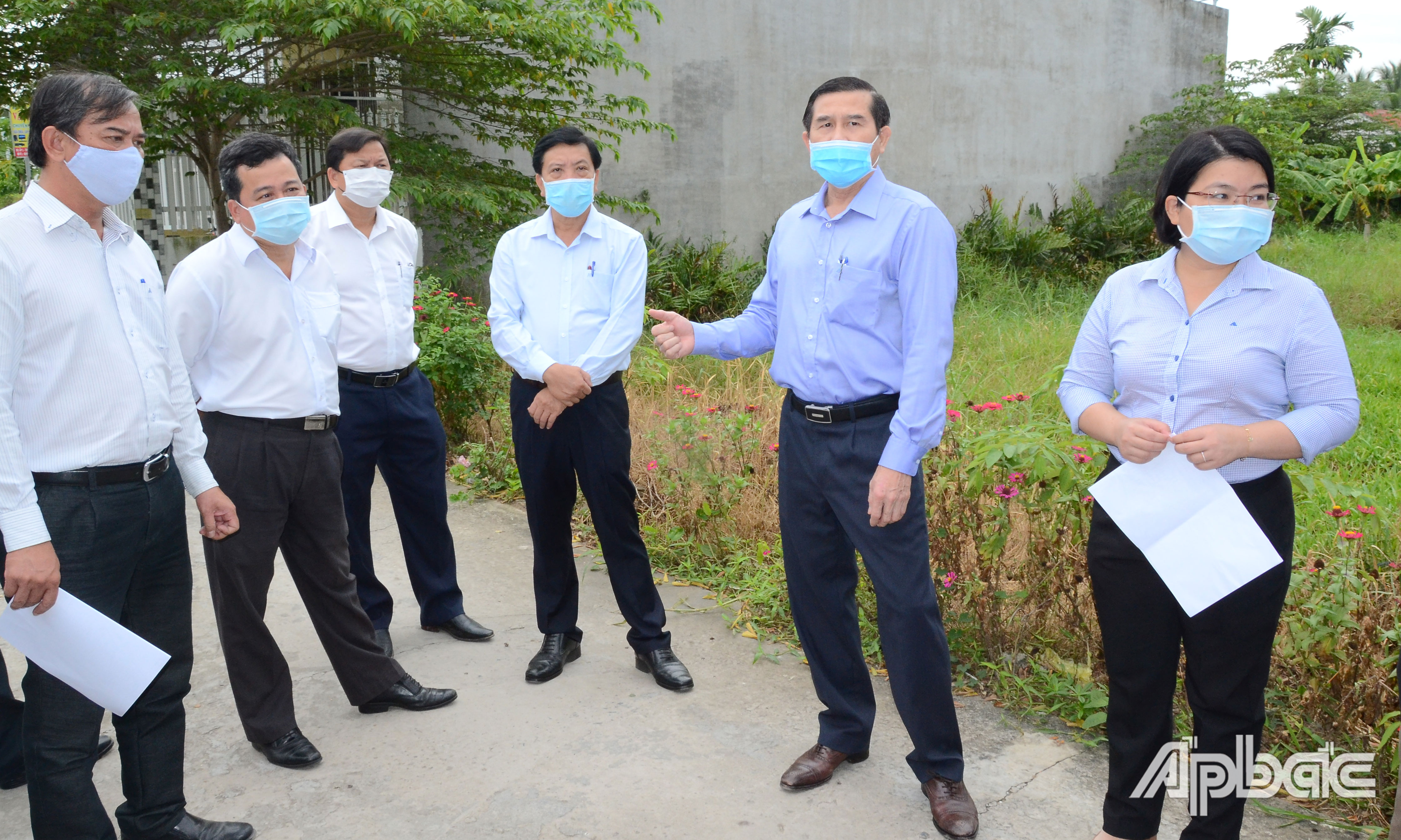 Chủ tịch UBND tỉnh Lê Văn Hưởng khảo sChủ tịch UBND tỉnh Lê Văn Hưởng khảo sát thực tế khu phân lô, bán nền tại xã Trung An.át thực tế khu phân lô, bán nền tại xã Trung An.