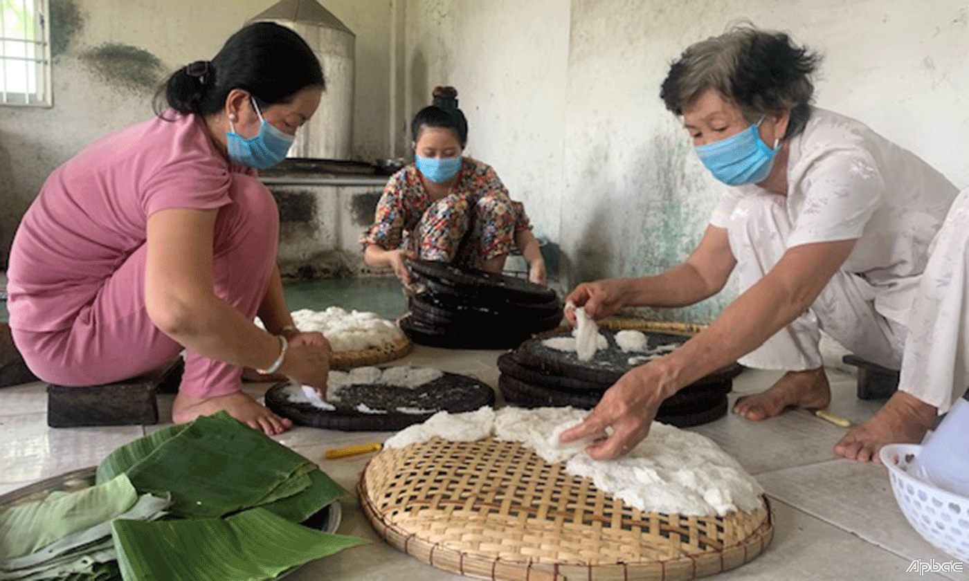 Làm bánh hỏi vừa giữ gìn giá trị truyền thống vừa đem lại kinh tế cho gia đình.