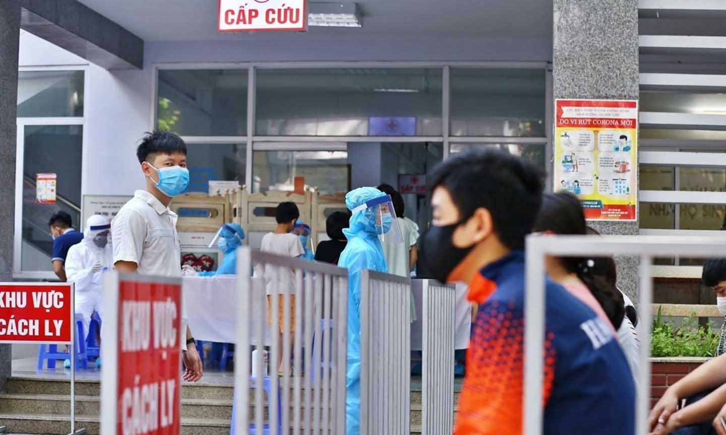 Người dân đến lấy mẫu được bố trí ngồi chờ theo khu vực quy định. (Ảnh: Minh Quyết/ TTXVN)
