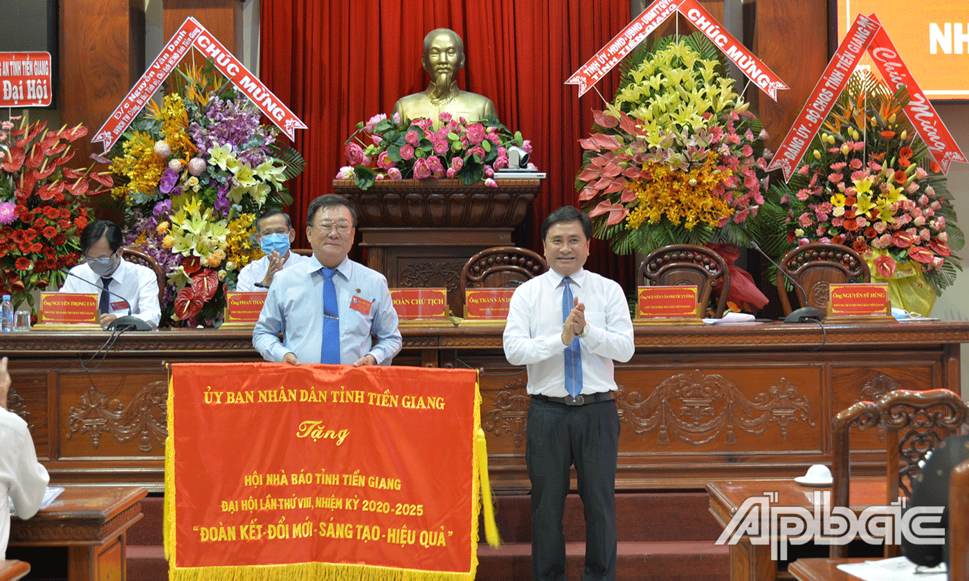 Ủy ban nhân dân tỉnh tặng bức trướng cho Hội Nhà báo tỉnh.